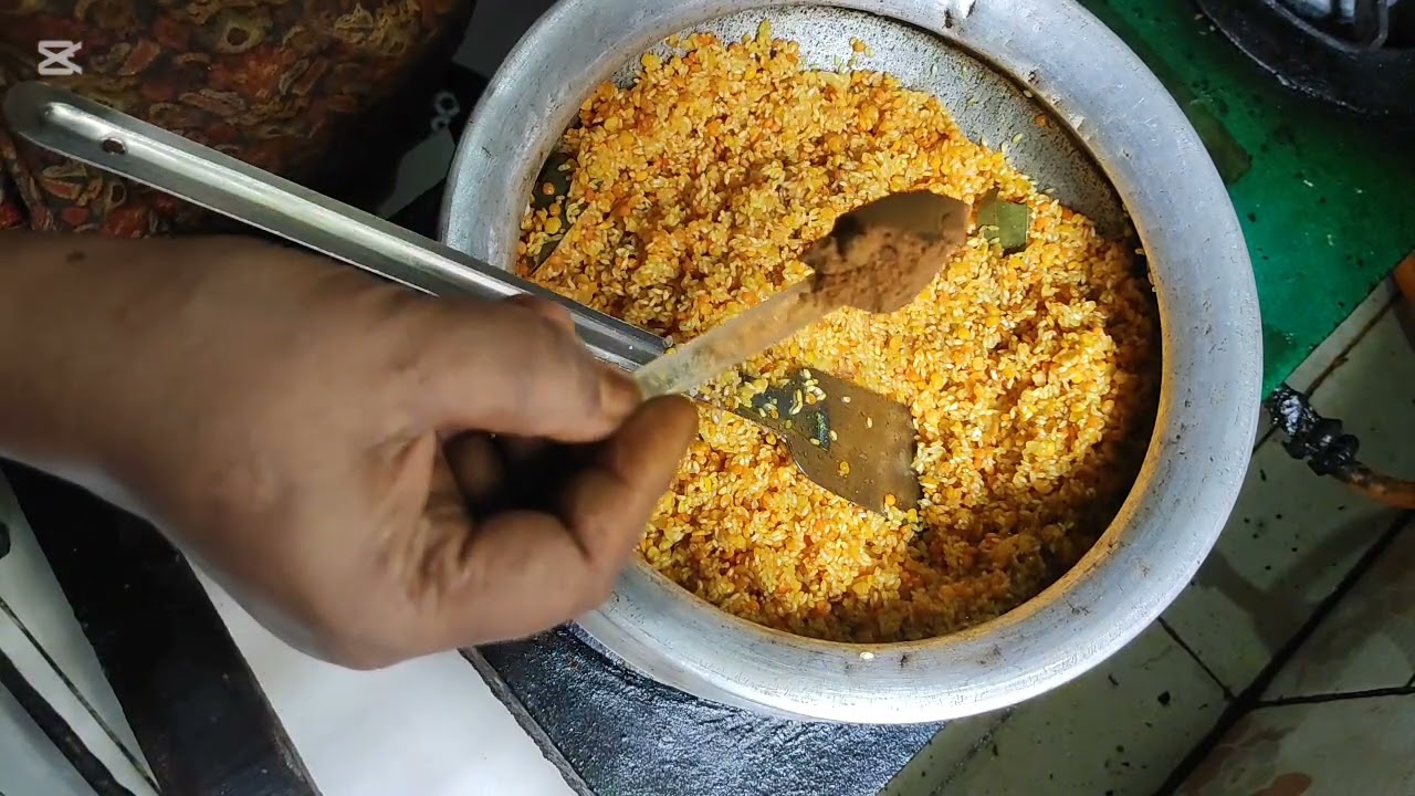 আজকের দুপুরের মজাদার খাবার ভুনা খিচুড়ি সাথে মুরগির মাংস এবং আচার 😋😋😋