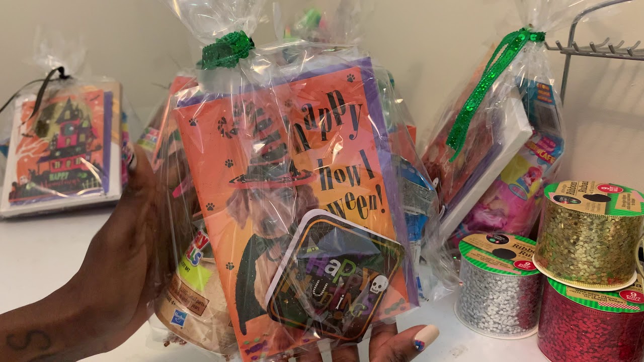 DIY HALLOWEEN TREAT BAGS (DOLLAR TREE) #halloween #treatbags #diy #crafts #dollartree #party #mom