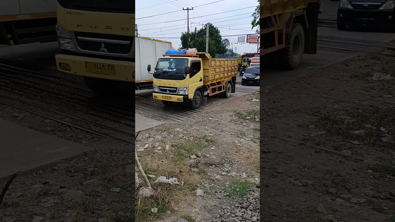 Truk Box Papasan dengan Truk Pasir di Perlintasan Citeras #truk #perlintasankereta