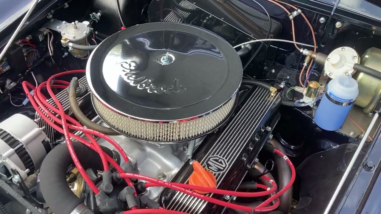 MGB GT V8, bentley blue, engine compartment