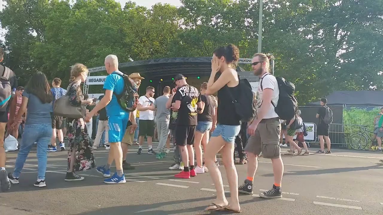 Hanfparade 2022 - Rede von Michael Knodt + Götz Widmann mit Zöllner vorm Vollzug abhalten auf der a4