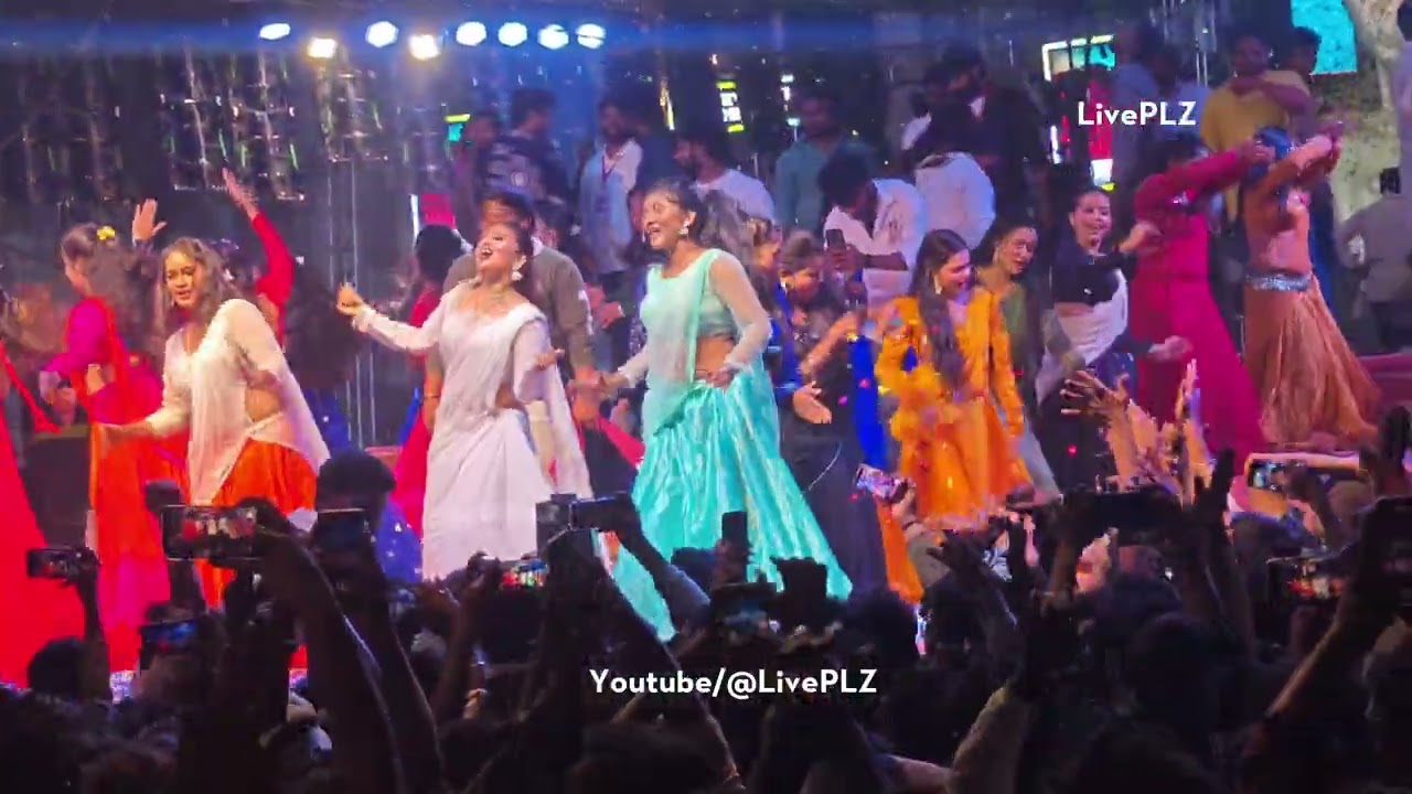 Oora Mass Dance! 🔥 Vangathota Malupu Kada Song Performance @ Anakapalli Jatara 2026