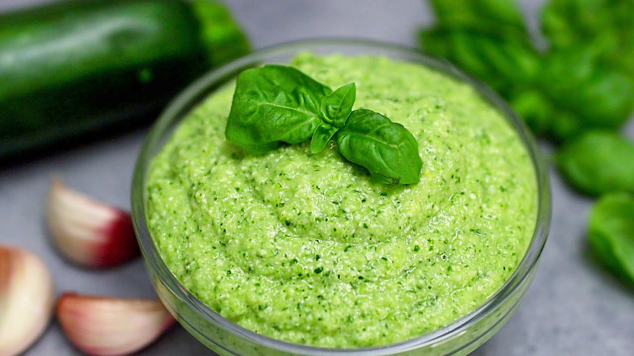 Zucchini Pesto Sauce. Einfach und lecker!