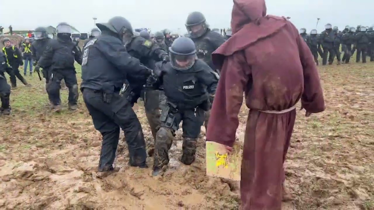 Polizisten die im Schlamm versinken w&auml;hrend