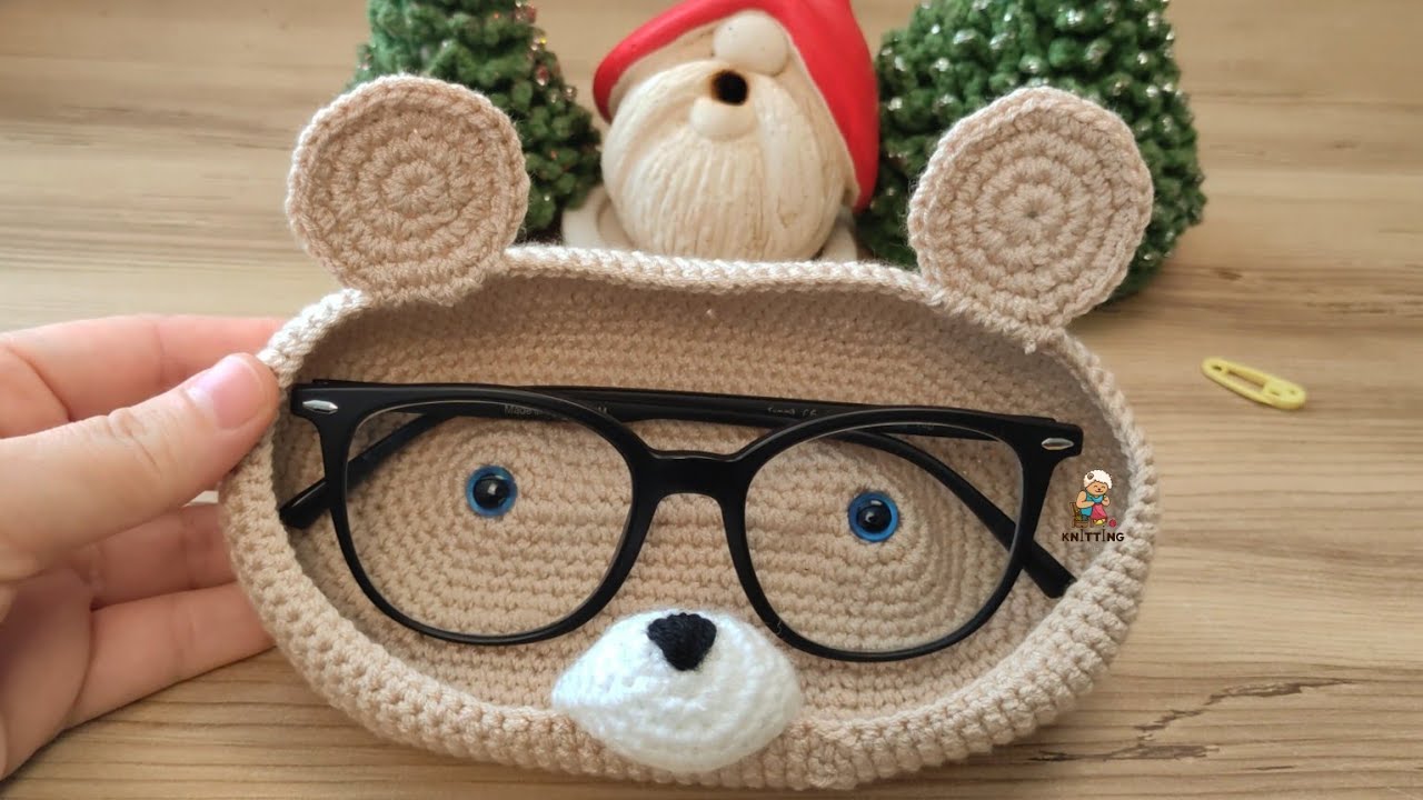 I made a crocheted teddy bear storage case for my glasses 🐻