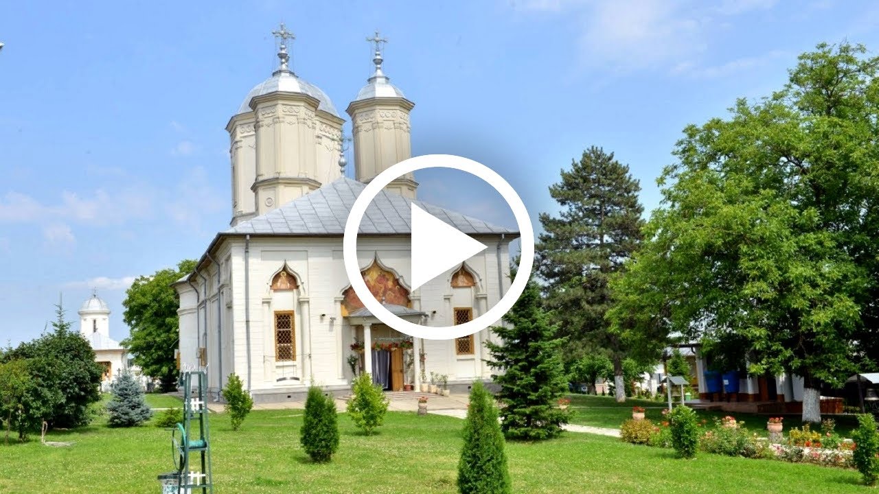 Pelerini nocturni la Mănăstirea Pasărea.