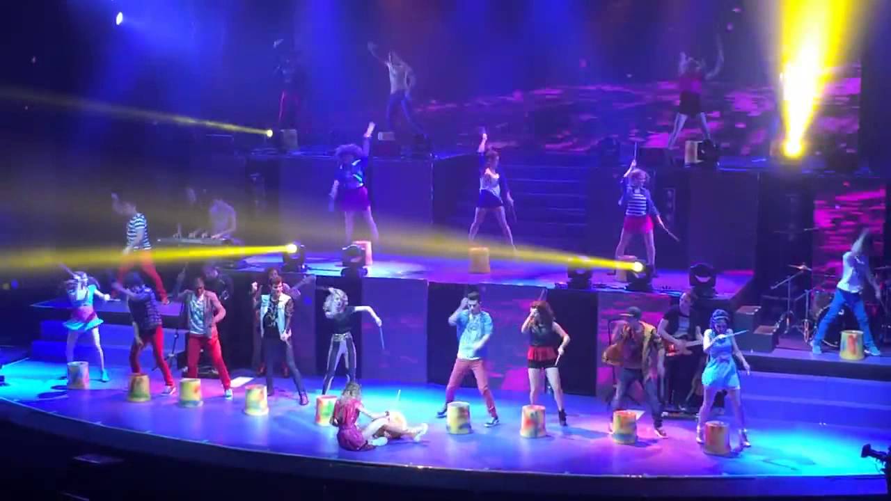 Martina Stoessel hatalmasat esett fellépés közben (Violetta-On Beat,2014)