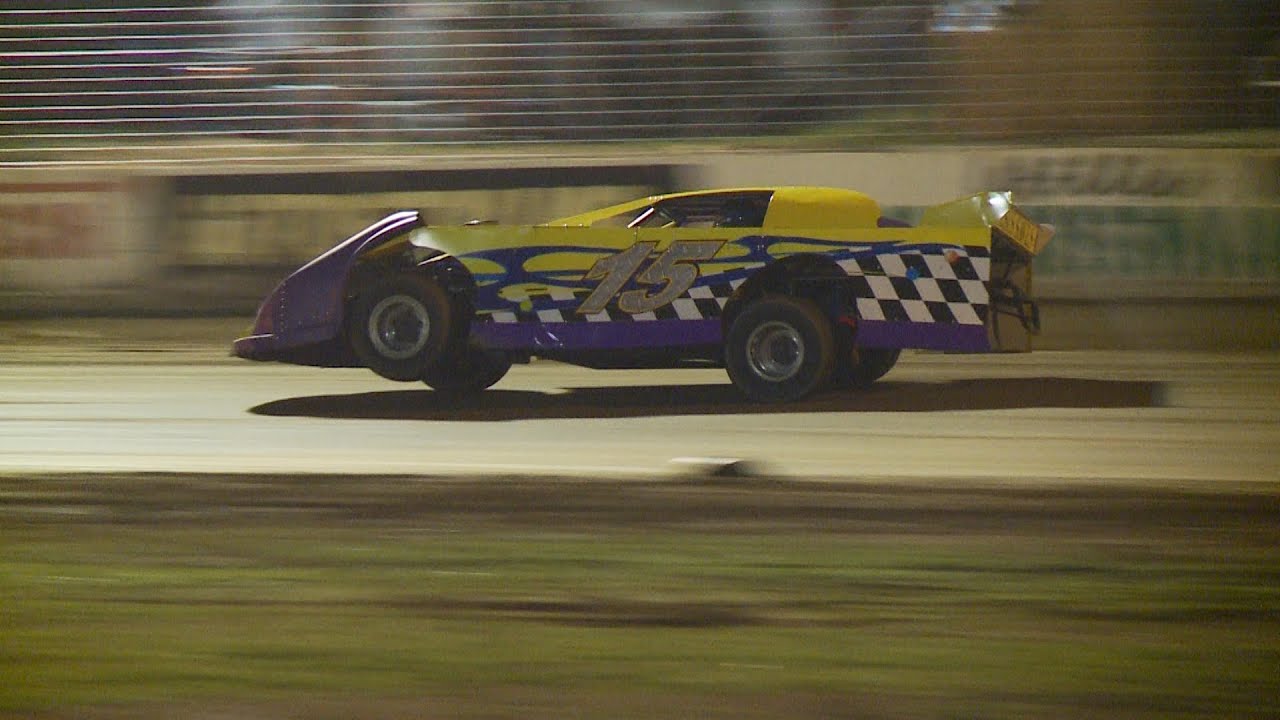 Victory Raceway - Late Model V8s drying the track after a short drizzle - 22 March 2014