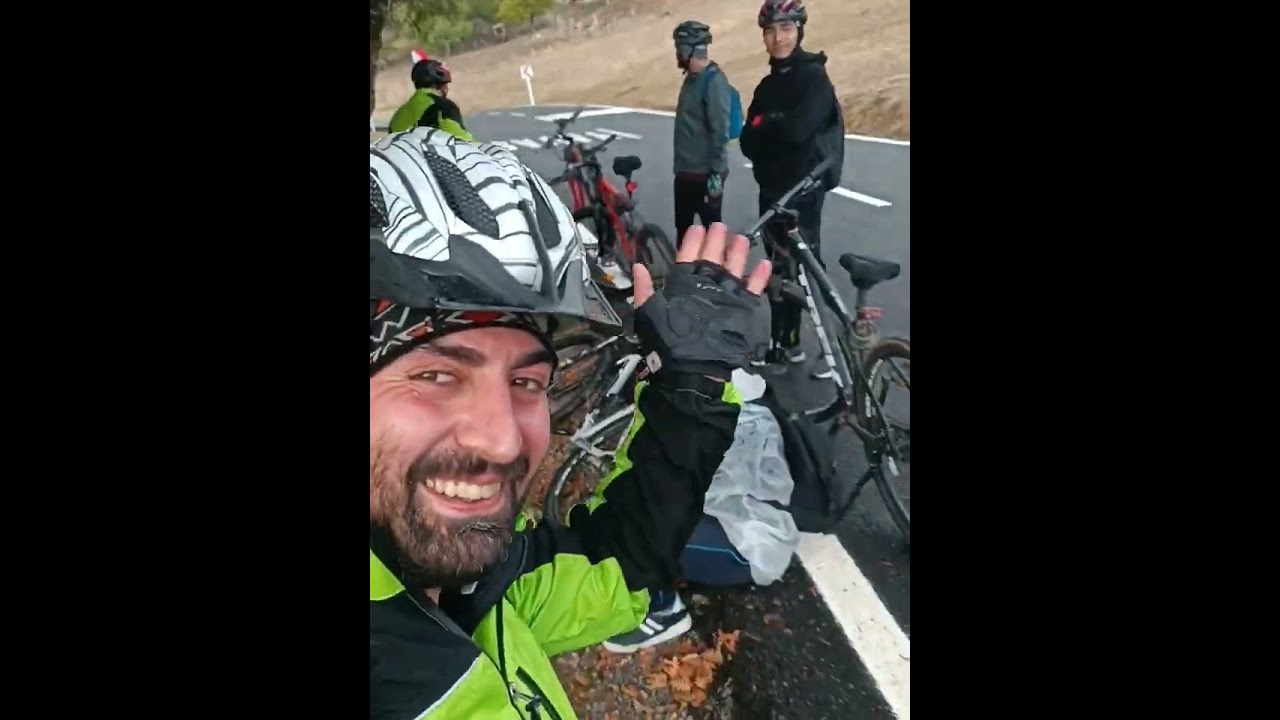 Ali kayası bisiklet turumuzda kalanlar, meteoroloji uyarısına rağmen devam ettik, fena ıslandık.