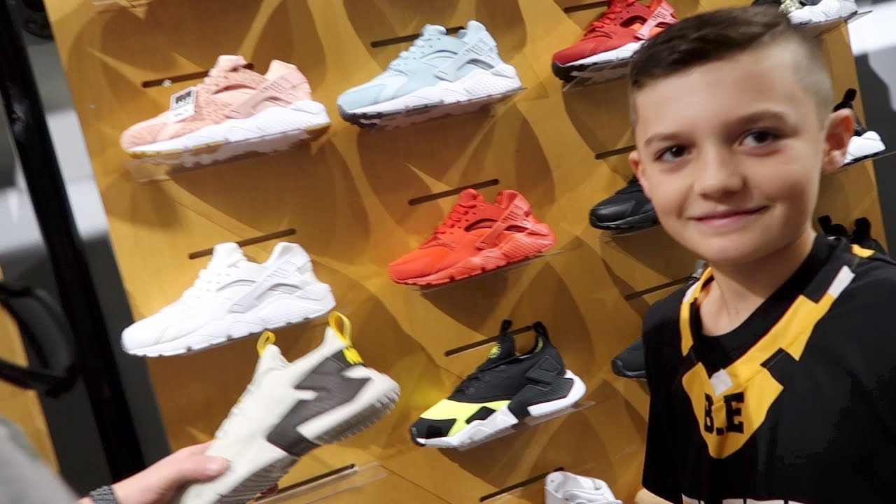 Basketball Shoe Shopping 2018 - EAGLES WIN THE SUPER BOWL!!!