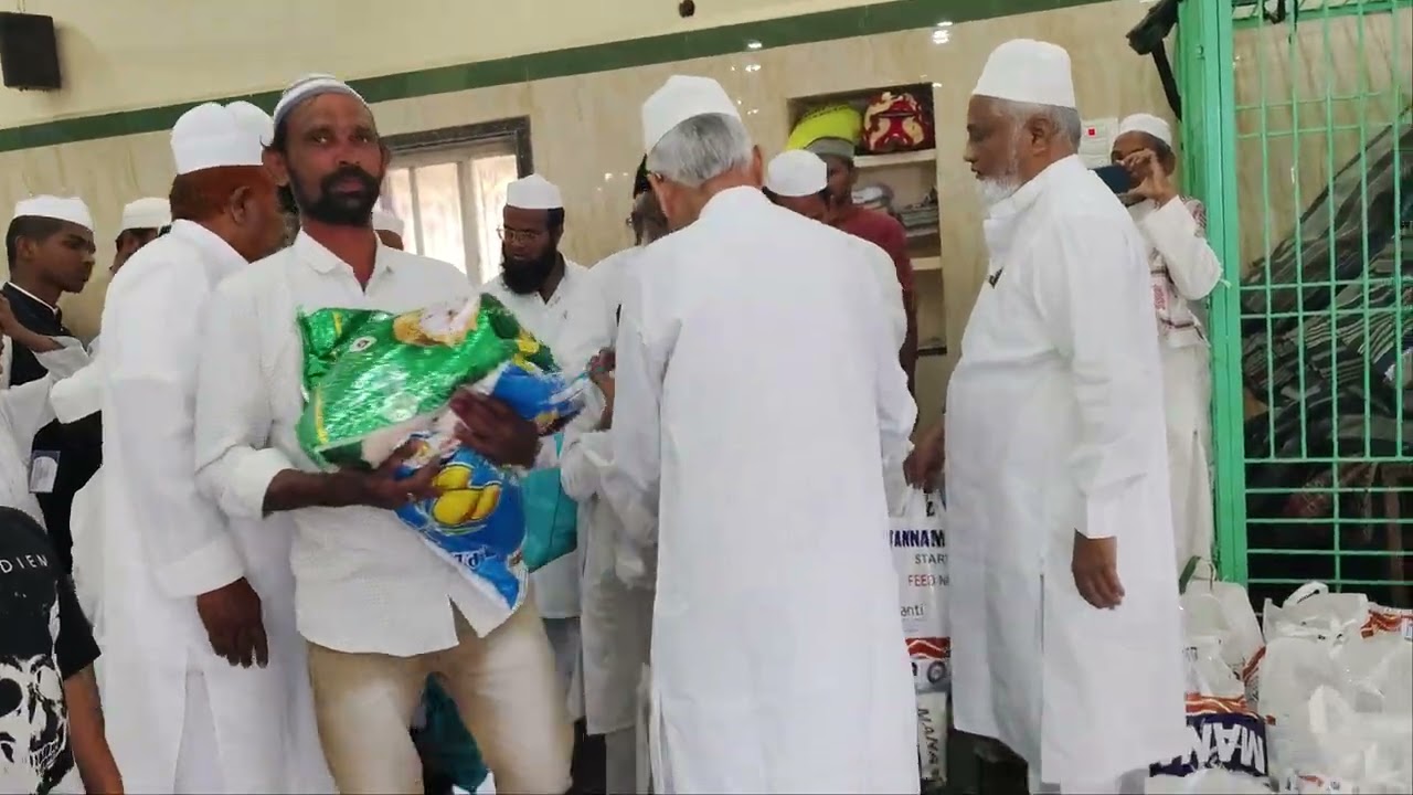 الحاج جناب نیشنل کالج کے پرنسپل امتیاز احمد صاحب بچوں کو عید کا تحفہ  دیتے ہوئے