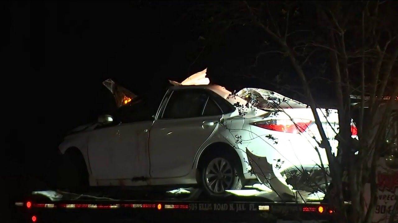Woman dies in rollover crash on Roosevelt Boulevard