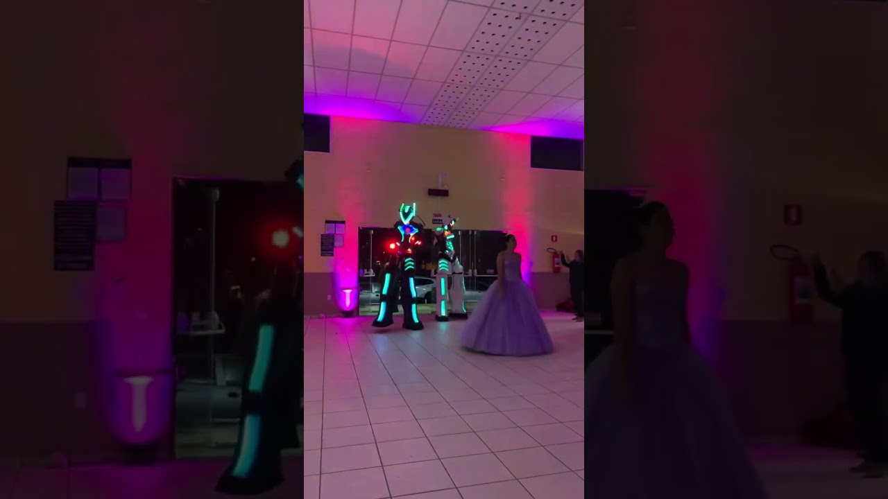 Olha a entrada dos robôs - 2 robozão de led na festa 🎈