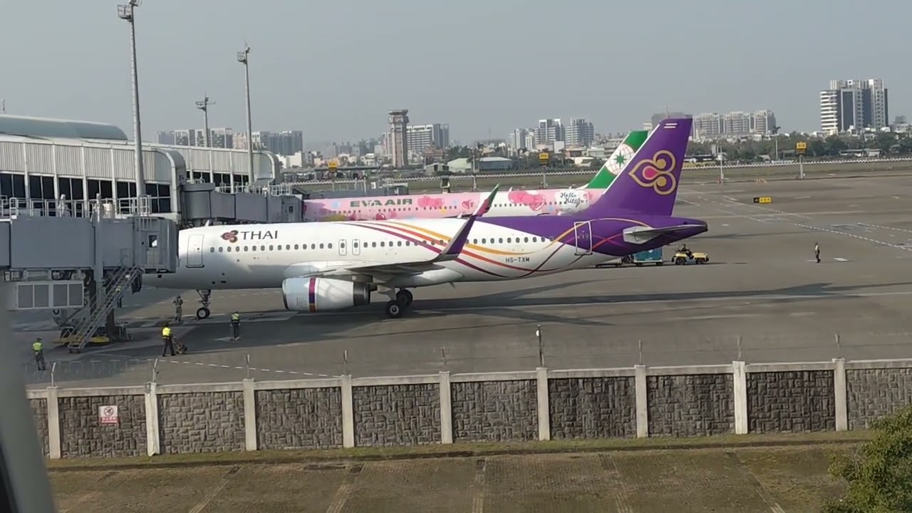 泰國航空Airbus A320-232客機 高雄小港國際機場 滑行至登機門+空橋移動作業。