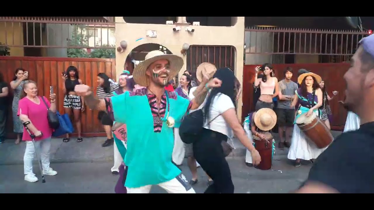 Comparsa con poleras celestes y sombrero de paja