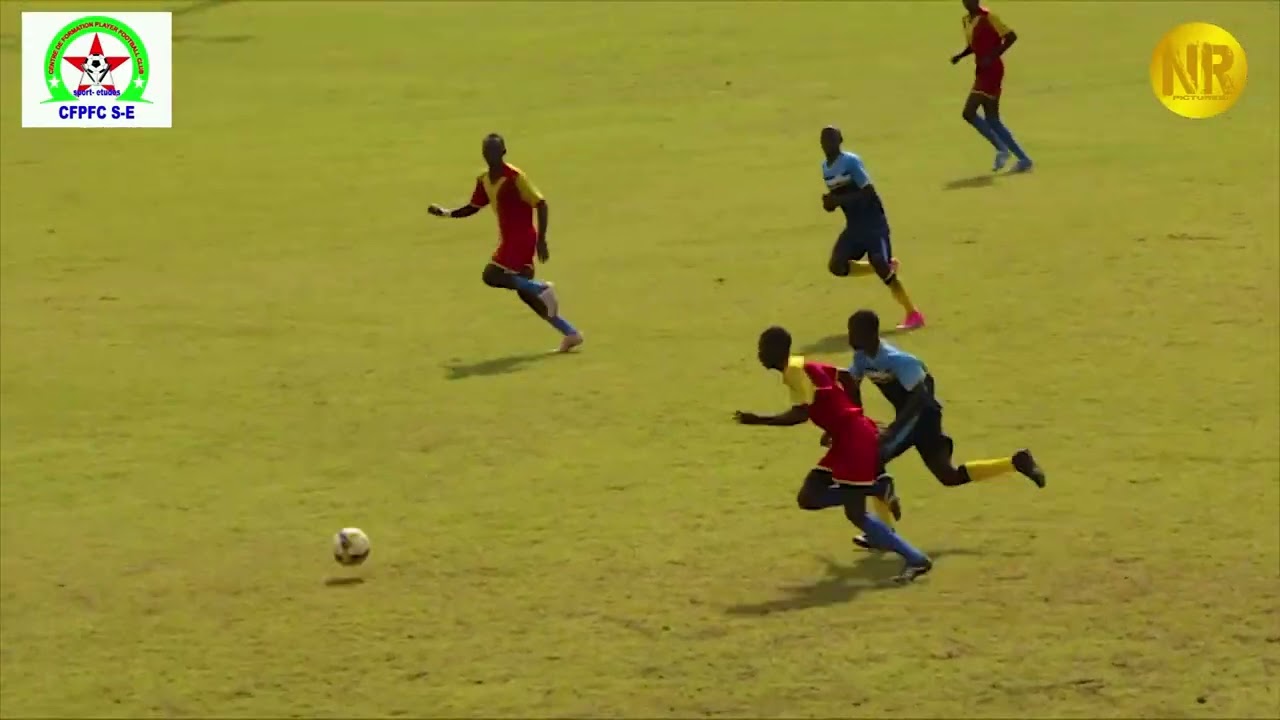 jeune attaquant : technique, rapide et puissant