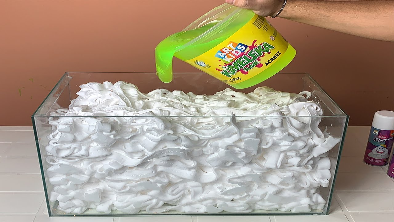 JOGUEI UM BALDE DE 2,5 KG DE SLIME DENTRO DE UM AQUÁRIO GIGANTE DE ESPUMA DE BARBEAR. INCRÍVEL!!