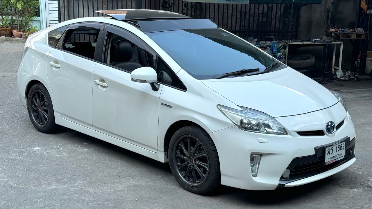 แนะนำรถน่าใช้ ออฟชั่นดี ประหยัดน้ำมันสุดๆ toyota prius hybrid