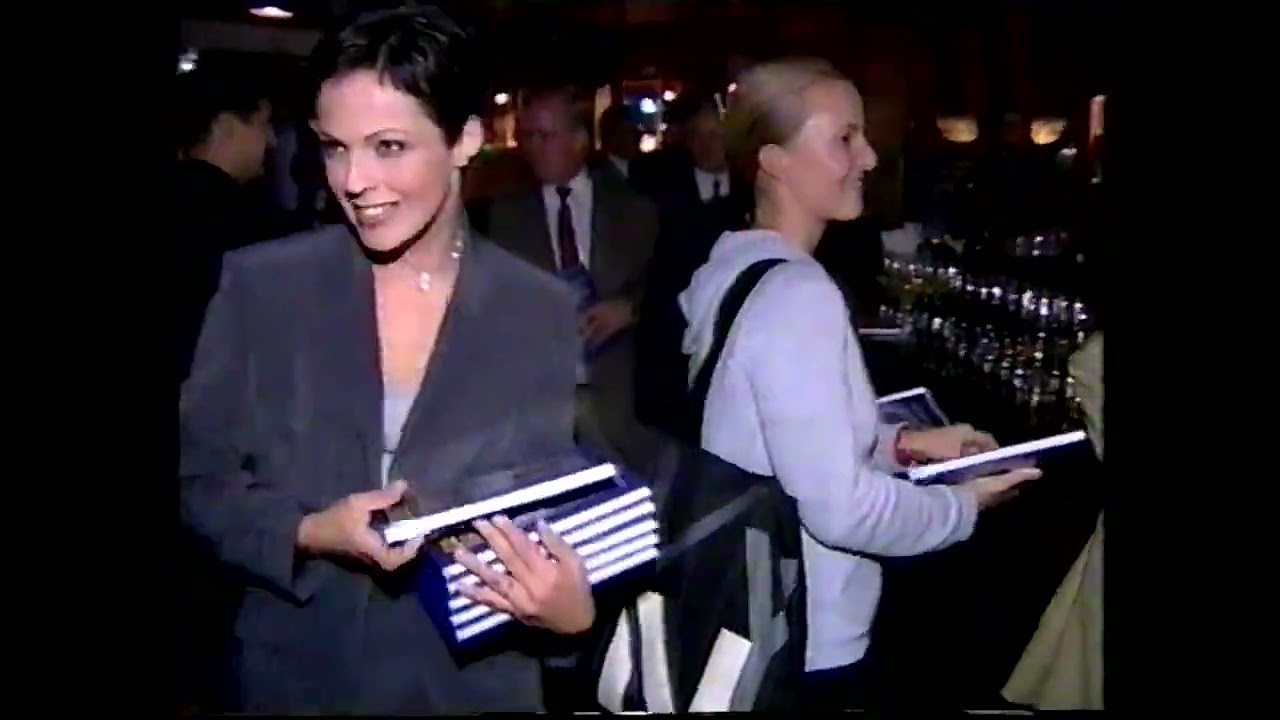 Moottoriurheilun mediaväki juhlii Helsingissä (1999)
