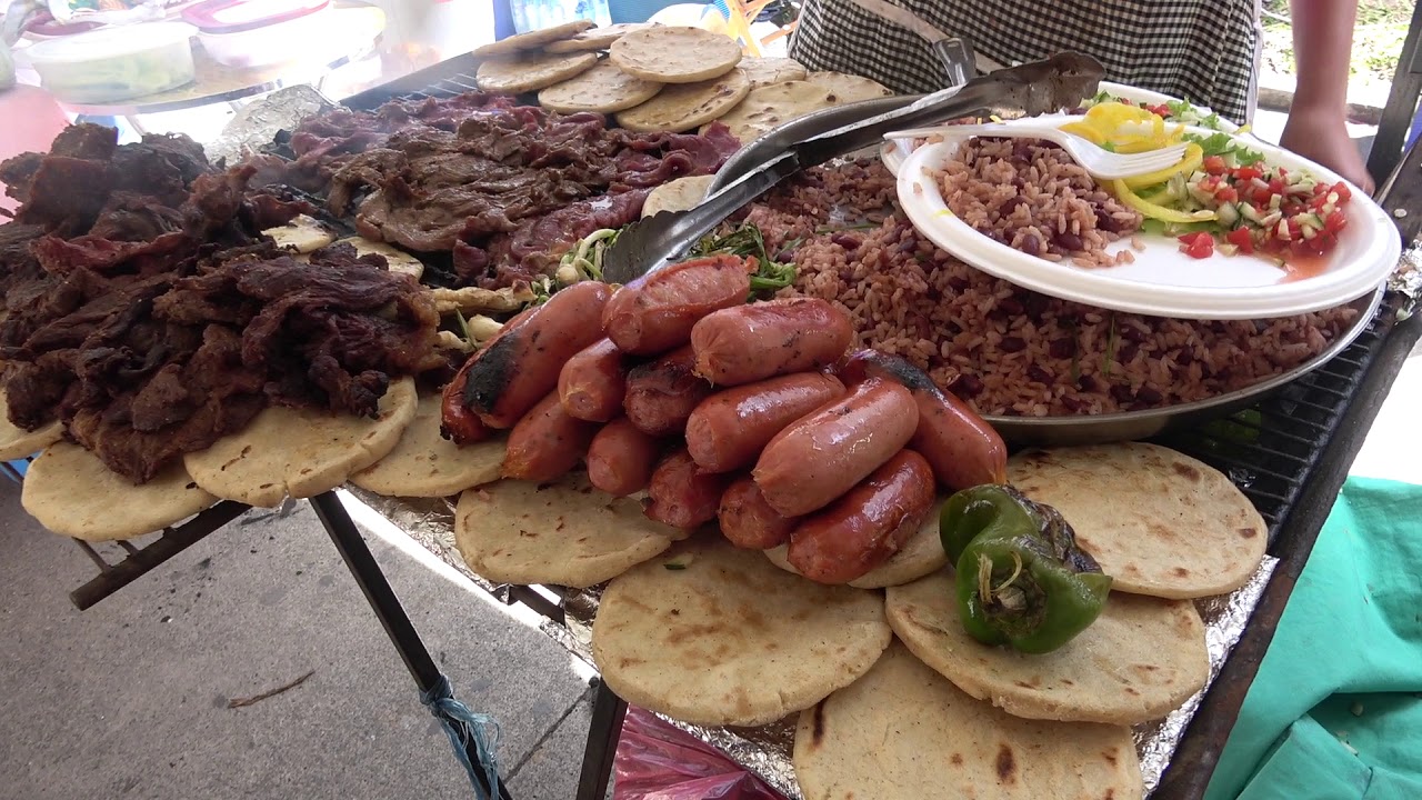 Comprando Carne Asada, casamiento y tortillas tostadas en la calle