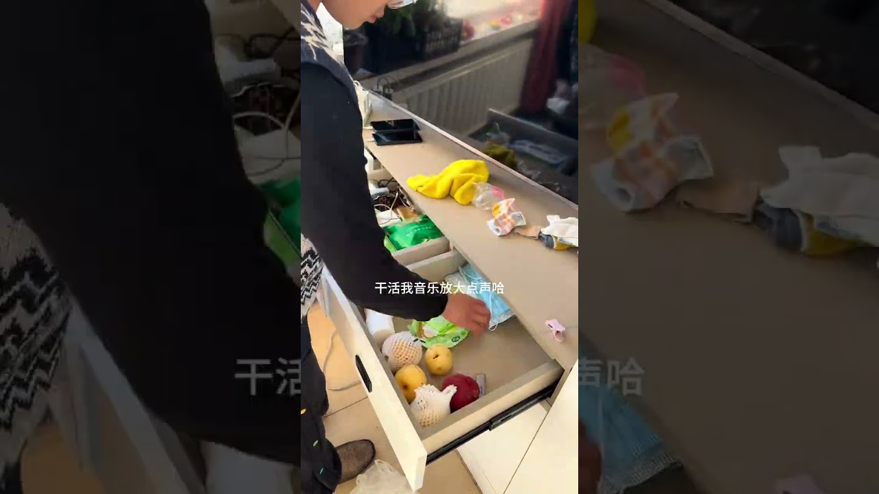 Diligent Xiao Zhao threw a bag of garbage for his mother to tidy up the big wardrobe#Clean