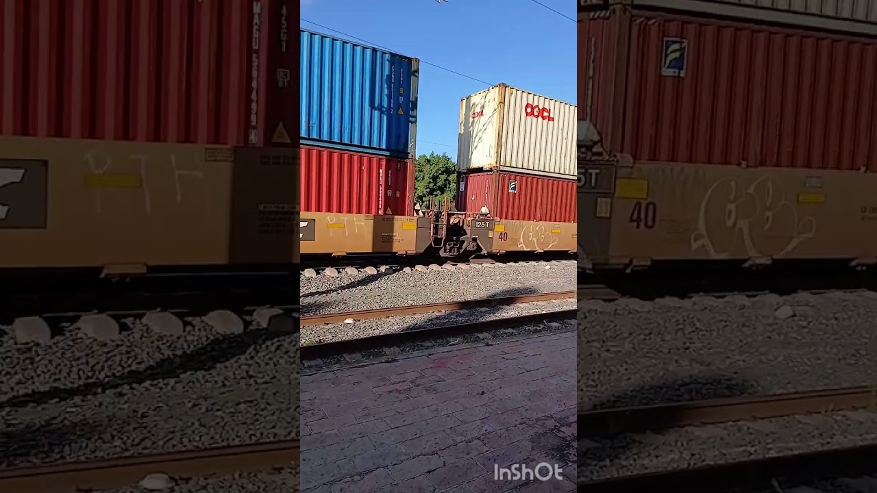 Intermodal cpkc y un corto miselaneo ferromex pasando por la estacion de queretaro