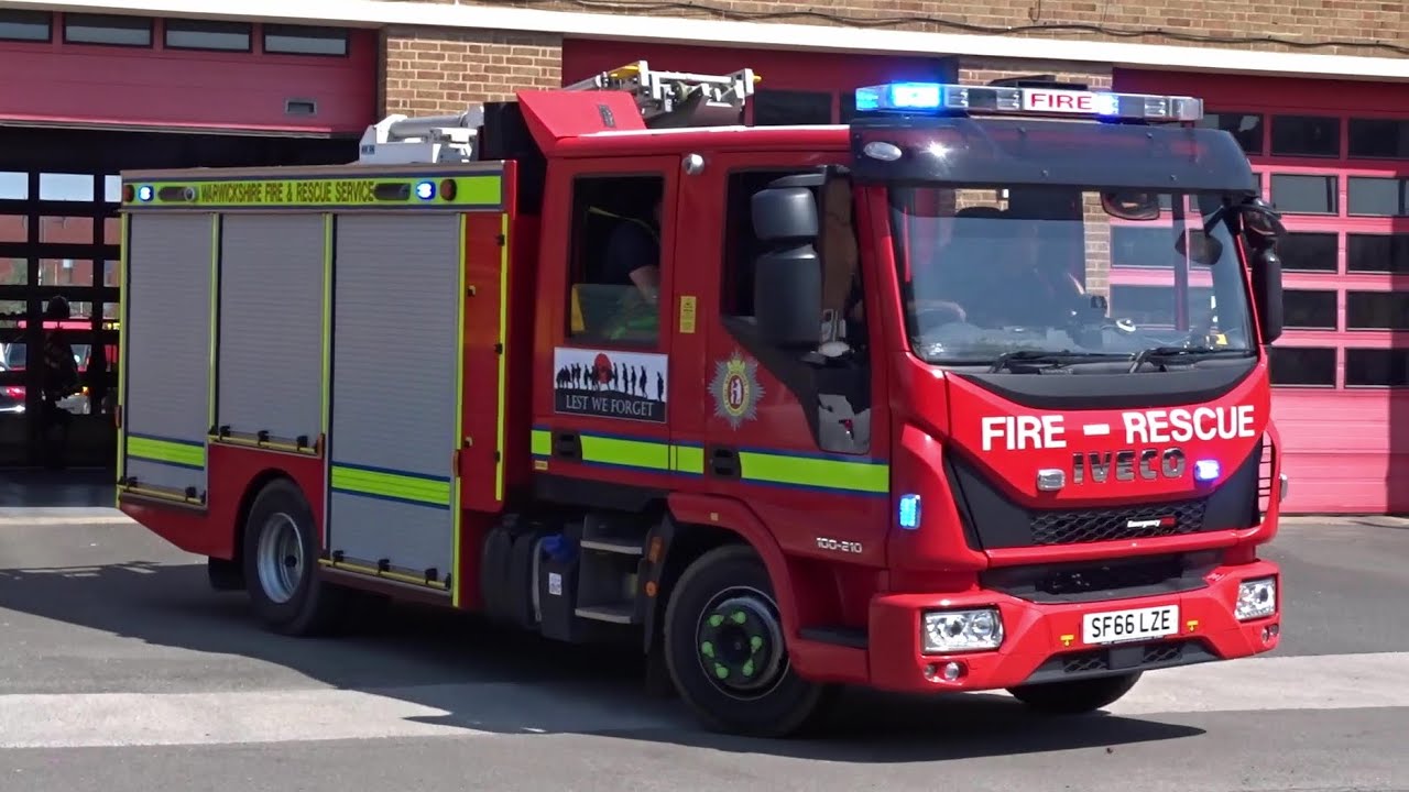 ON CALL FIREFIGHTERS ARRIVING! Stratford Retained Pump Turnout - Warwickshire Fire & Rescue Service