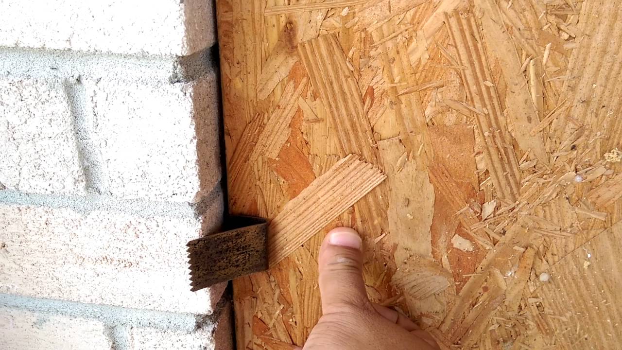 Instalación de planchas de protección de ventanas contra huracanes