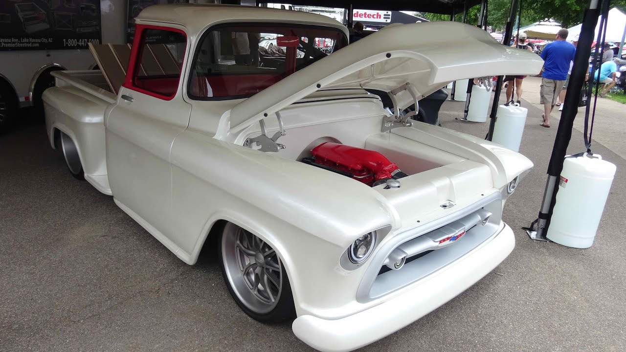 Пикап Chevrolet 1957 года выпуска, построенный компанией Premier Street Rods и известный как &laquo;Бел...