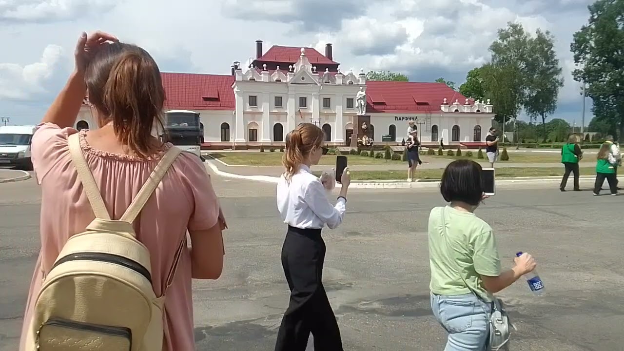 Шествие оркестров  возле вокзала в Поречье на фестивале