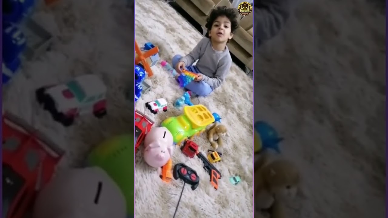 مجموعة من تلاميذ الصف الاول يشاركون العابهم من مدرسة اللغة الانكليزية