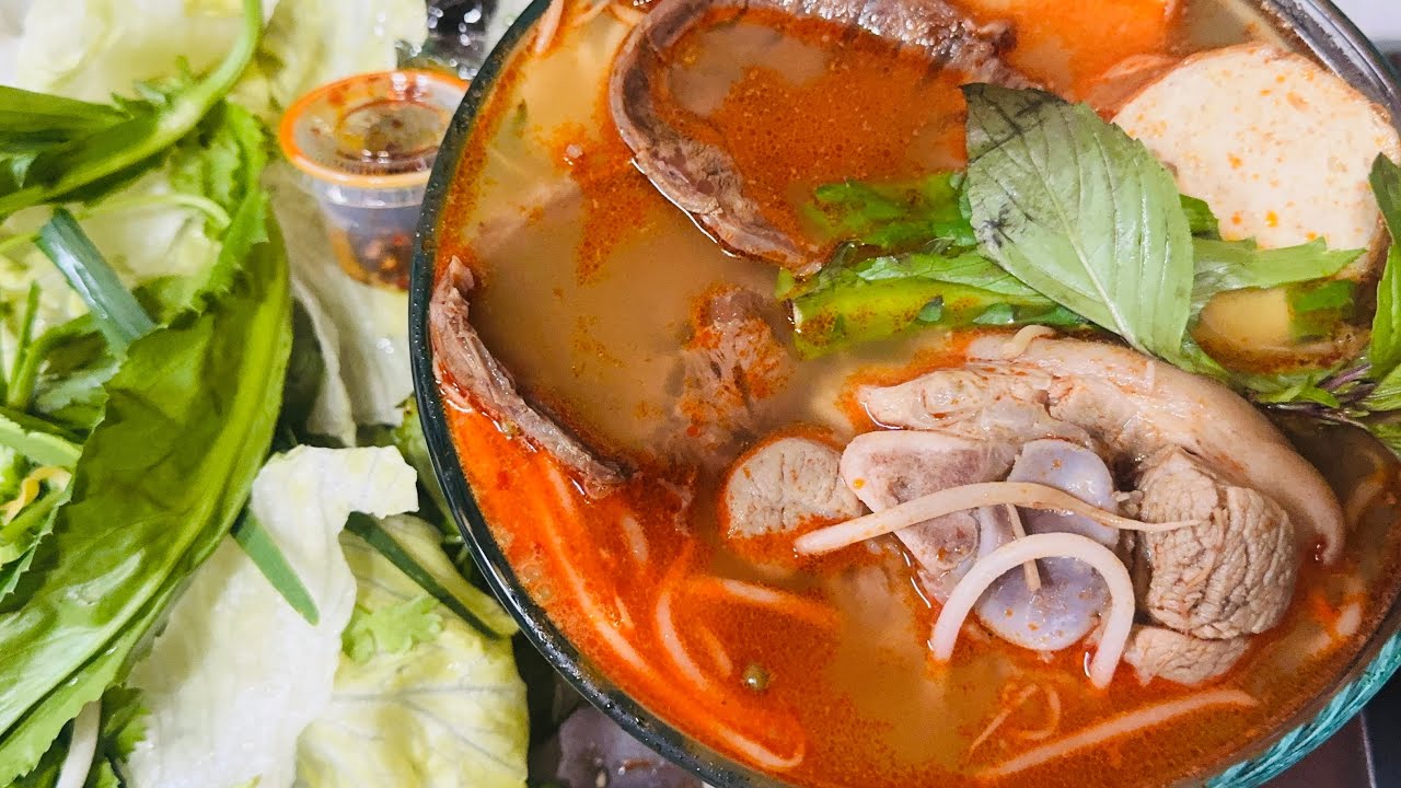 Mời cả nhà ăn bún bò huế cùng mình ạ 