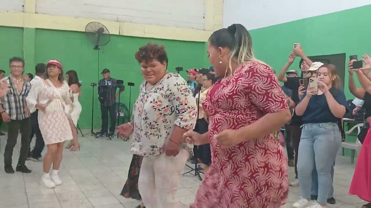 🔴CELEBANDO EL DIA DE LA MISTAD MOVIENDO EL BOTE CON EL GALLO MOJADO🕺💃