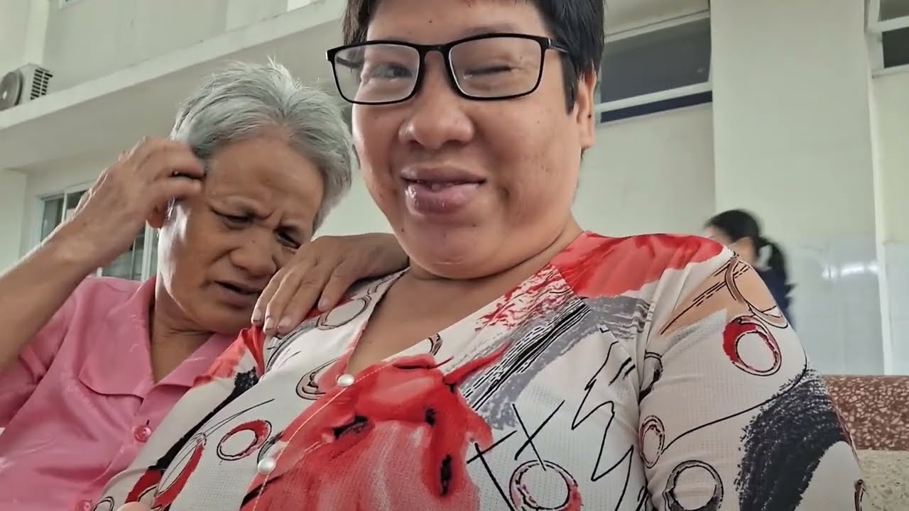 Chi cùng mẹ đi khám bệnh xem coi có bớt không 
