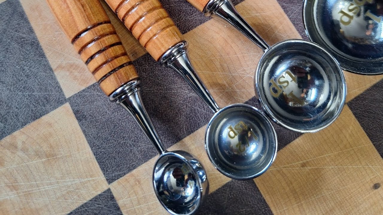 Measuring spoon set with eucalyptus handles