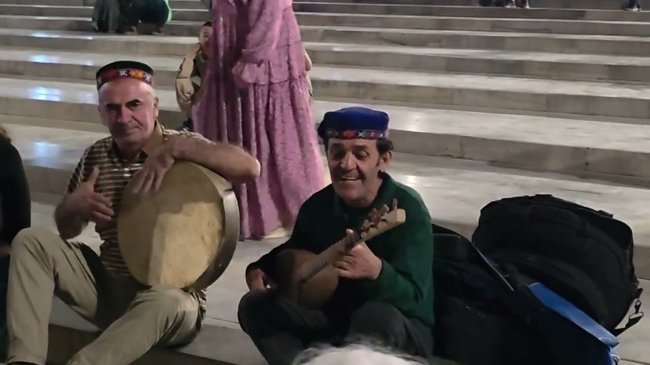מנגנים על המדרגות ברגסטן סמרקנד לילה טיול תרבויות עולמי 2025