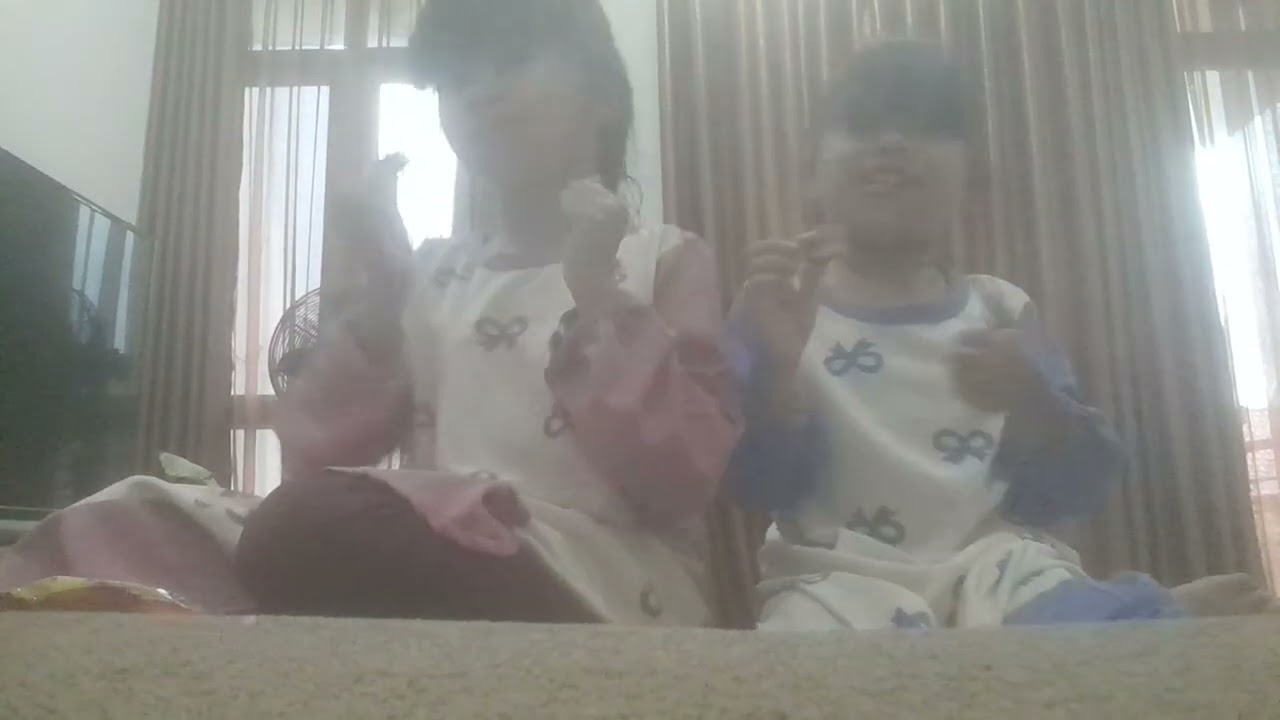 Mukbang bersama adek aku