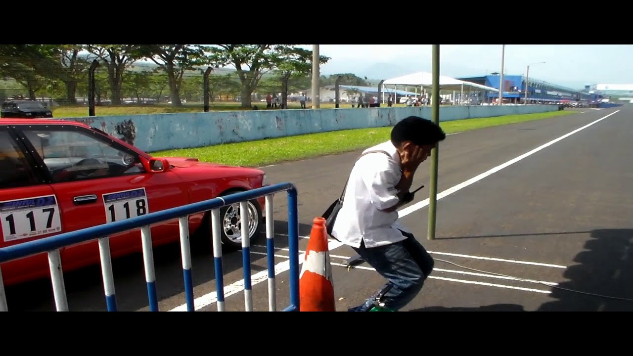 Drag Race Toyota Corona VS Toyota Starlet in Sentul International Circuit