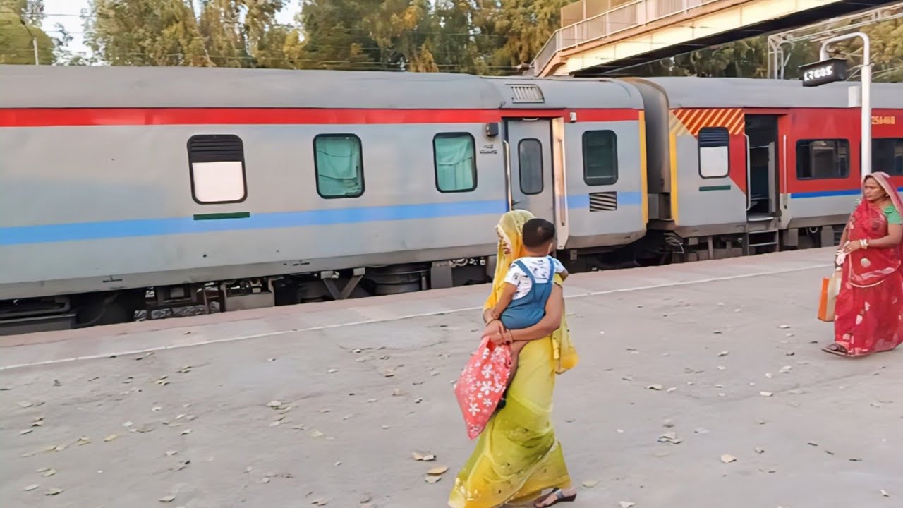 आज मैं रेलवे स्टेशन पर घूमने के लिए गया#railwaystation#vlog