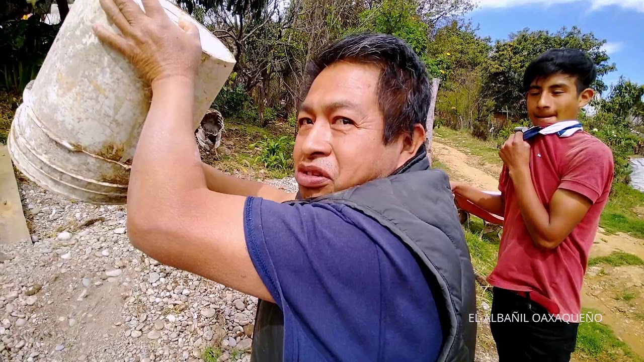 Como levantar y cargar un bote con arena o mezcla sin lastimarte, siendo albañil