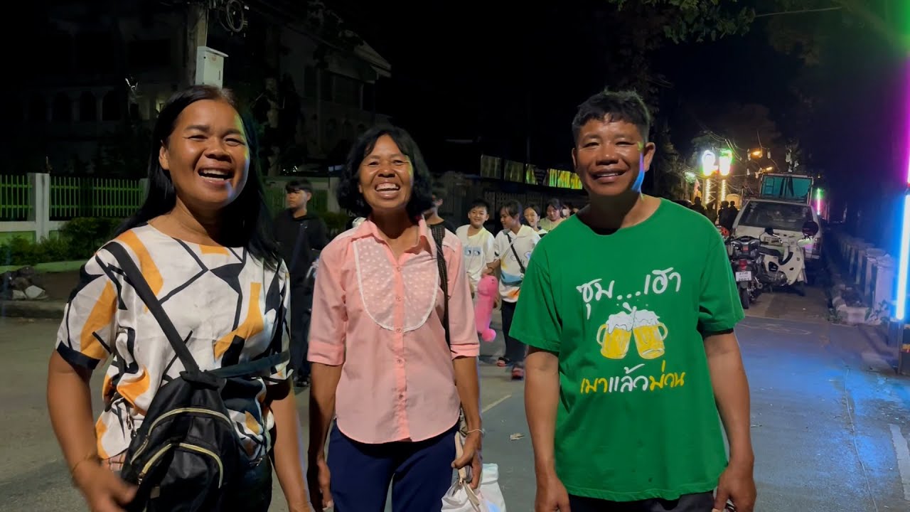 เดินเที่ยวชมบรรยากาศ ถนนคนเดินเชียงคาน