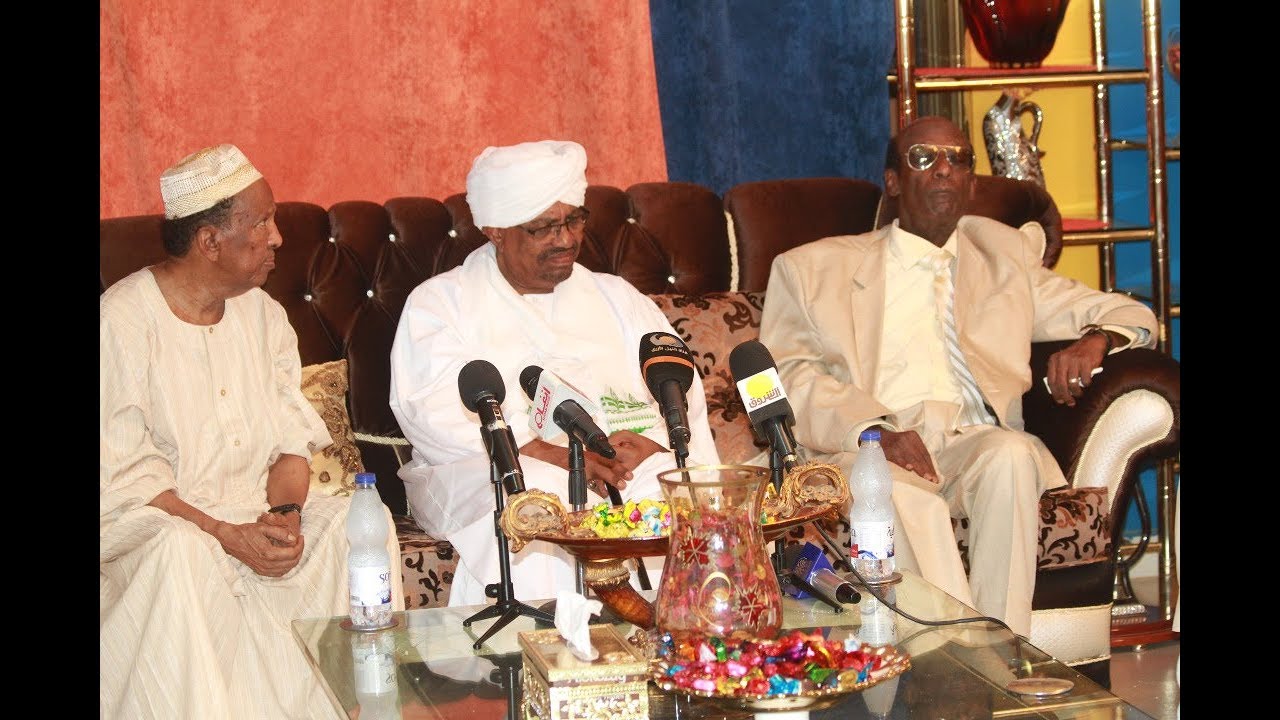 الرئيس السوداني عمر البشير بعفويته المعهودة يزور الفنان حمد الريح في منزله ويغني معه في قمة الطرب