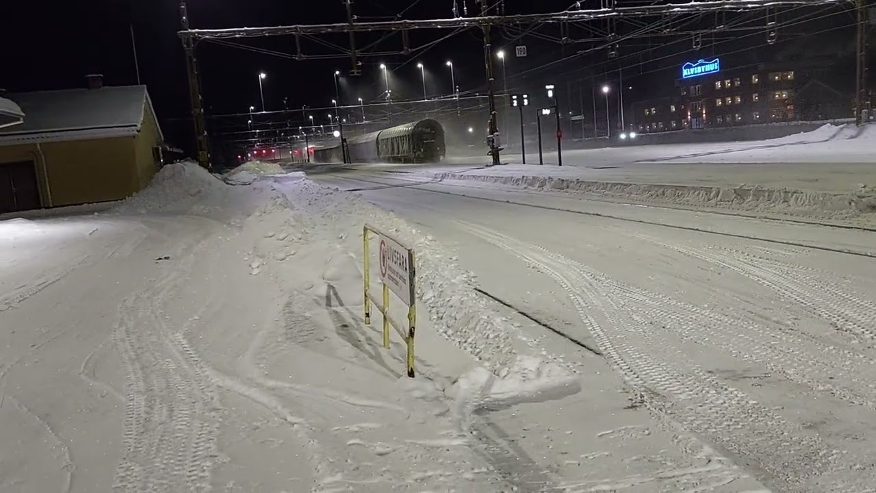 St&aring;lpendeln 9115 passerar &Auml;lvsbyns resecentrum typ 16 minuter efter 5023.