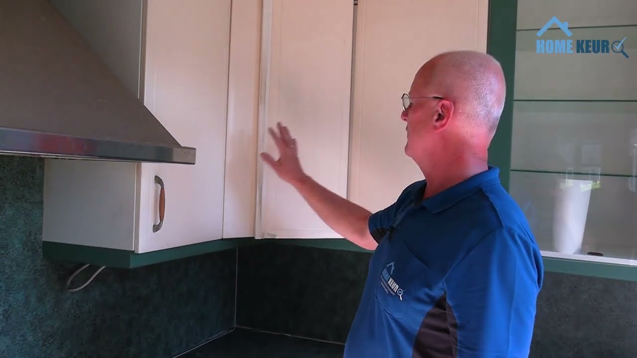 Keuken vol met schimmel, barsten, vocht, muizenkeutels; deze moet vervangen worden!