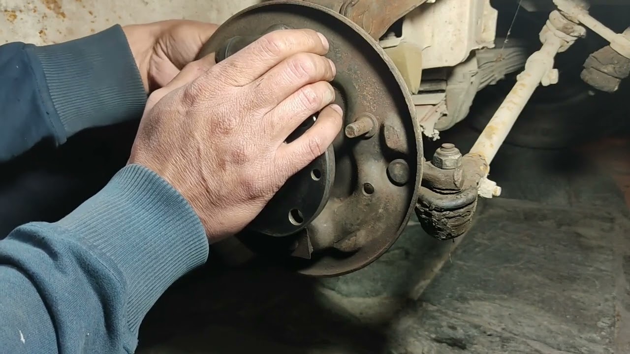 Armando el freno de la rueda delantera derecha fiat600.