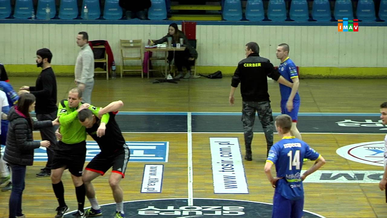 Faul, czerwona kartka, lekka zadyma