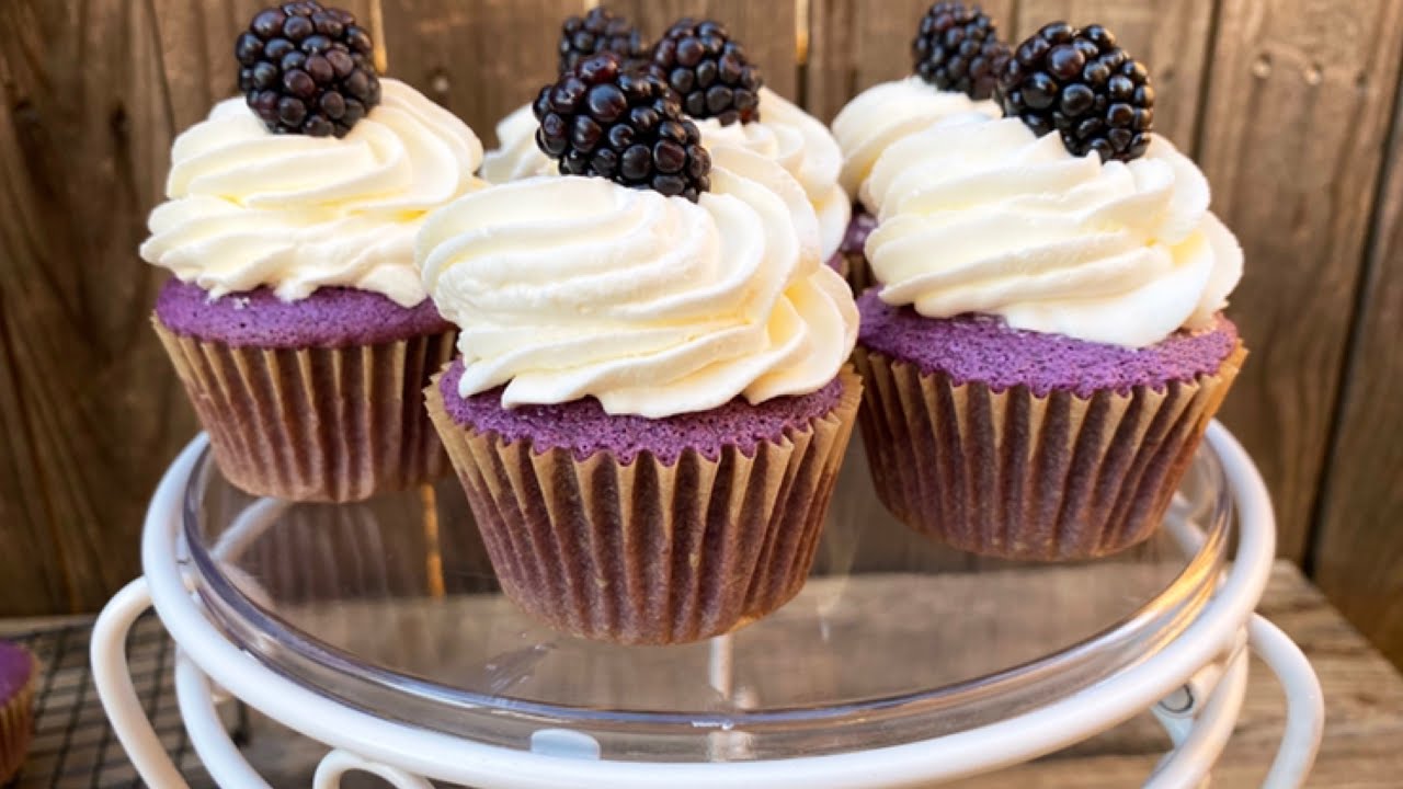 Бисквитный кекс Ube с кокосовой кремовой начинкой Ube