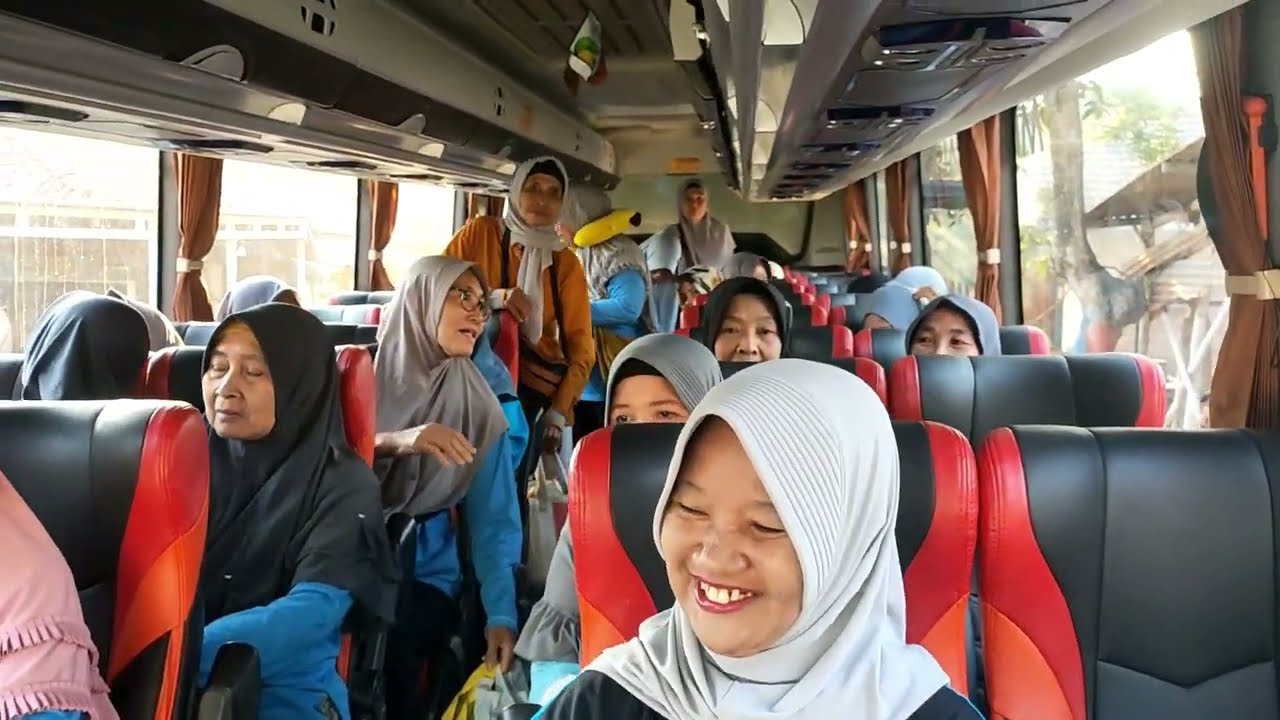 Medium Long Hino FC 190 MWD Bersatu 555//Rombongan Ibu Lansia Dsn. Sidowengkuh Ds. Kedungbetik