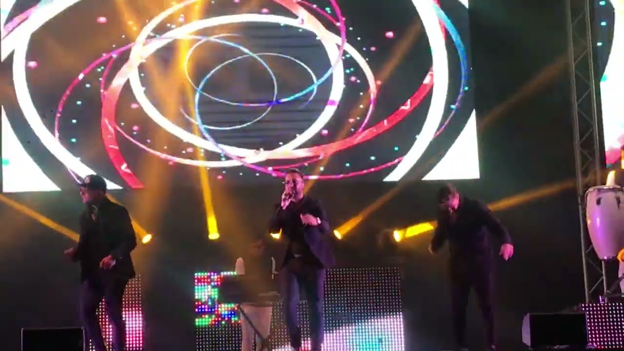 Le hace falta un beso. @grupobombaoficial