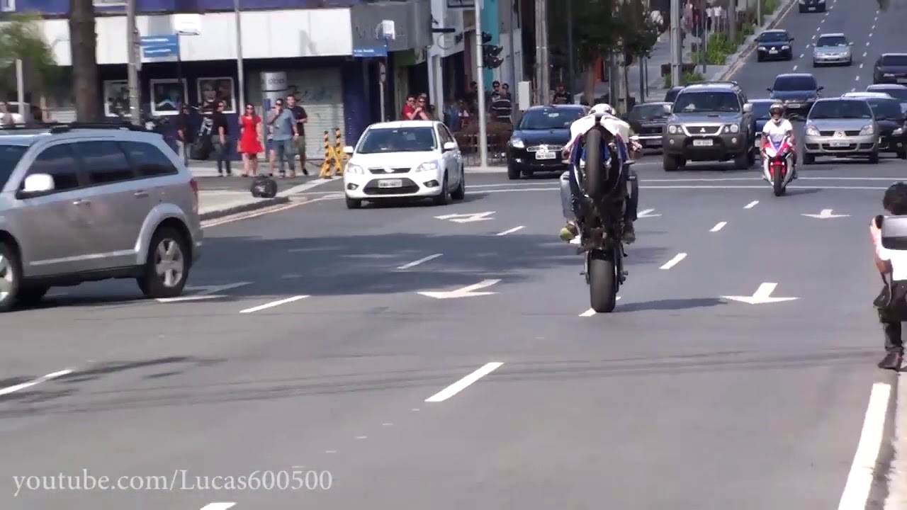Motos deportivas acelerando al m&aacute;ximo